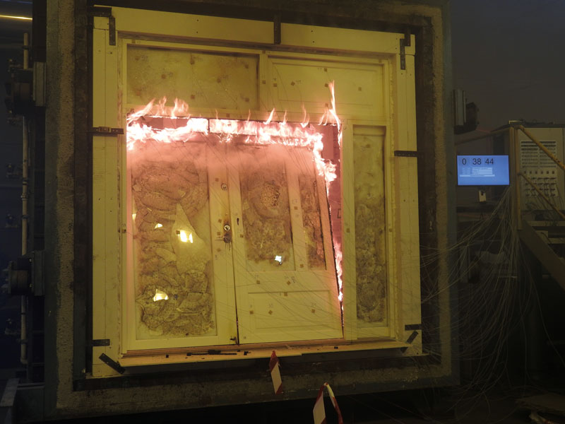 Testing av brannmotstand i døra til Dørfabrikken i Trondheim hos Rise Fireresearch, og nye EI 30 krav ble oppnådd